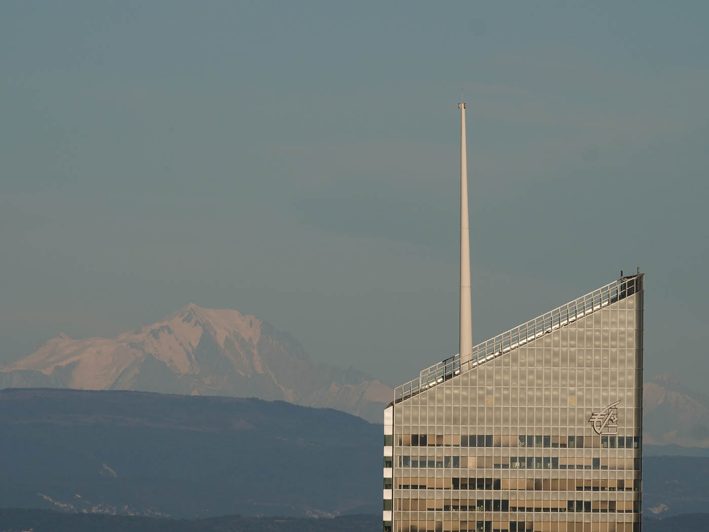 photo du Mont-Blanc et de la Tour Incity à 300 mm