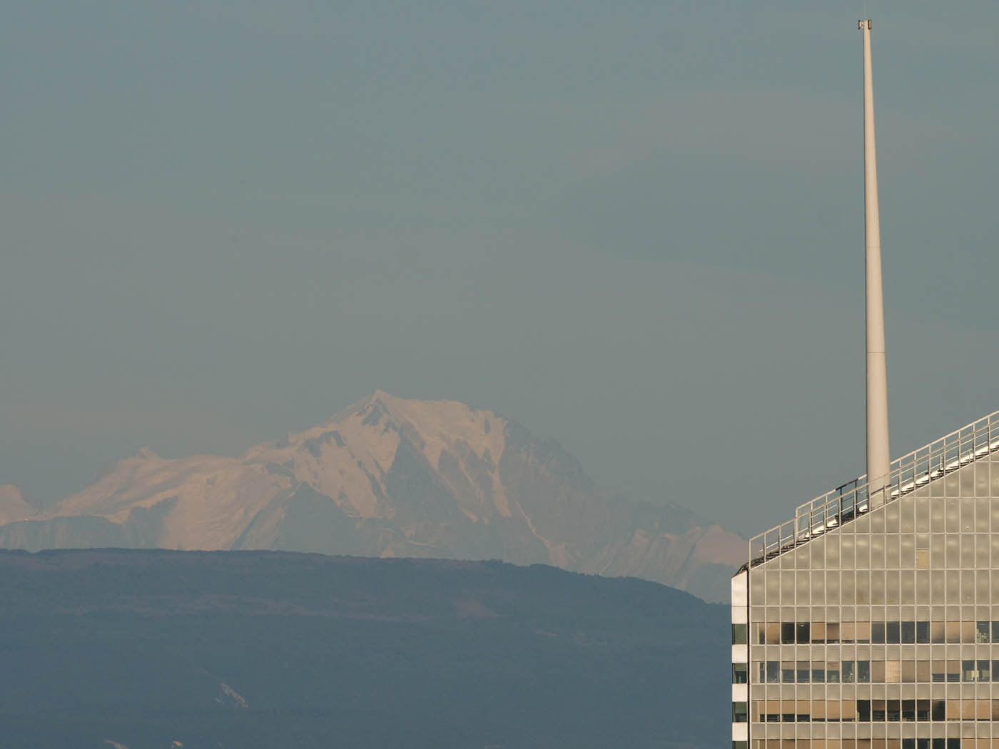 Photo du Mont-Blanc prise depuis Fourviere à Lyon avec le Panasonic Leica 100-400 mm