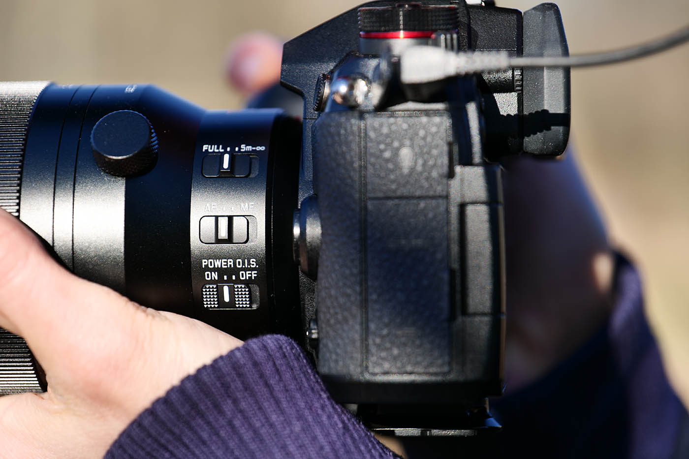 bouton de stabilisation optique et mise au point automatique sur le Panasonic Leica 100-400 mm