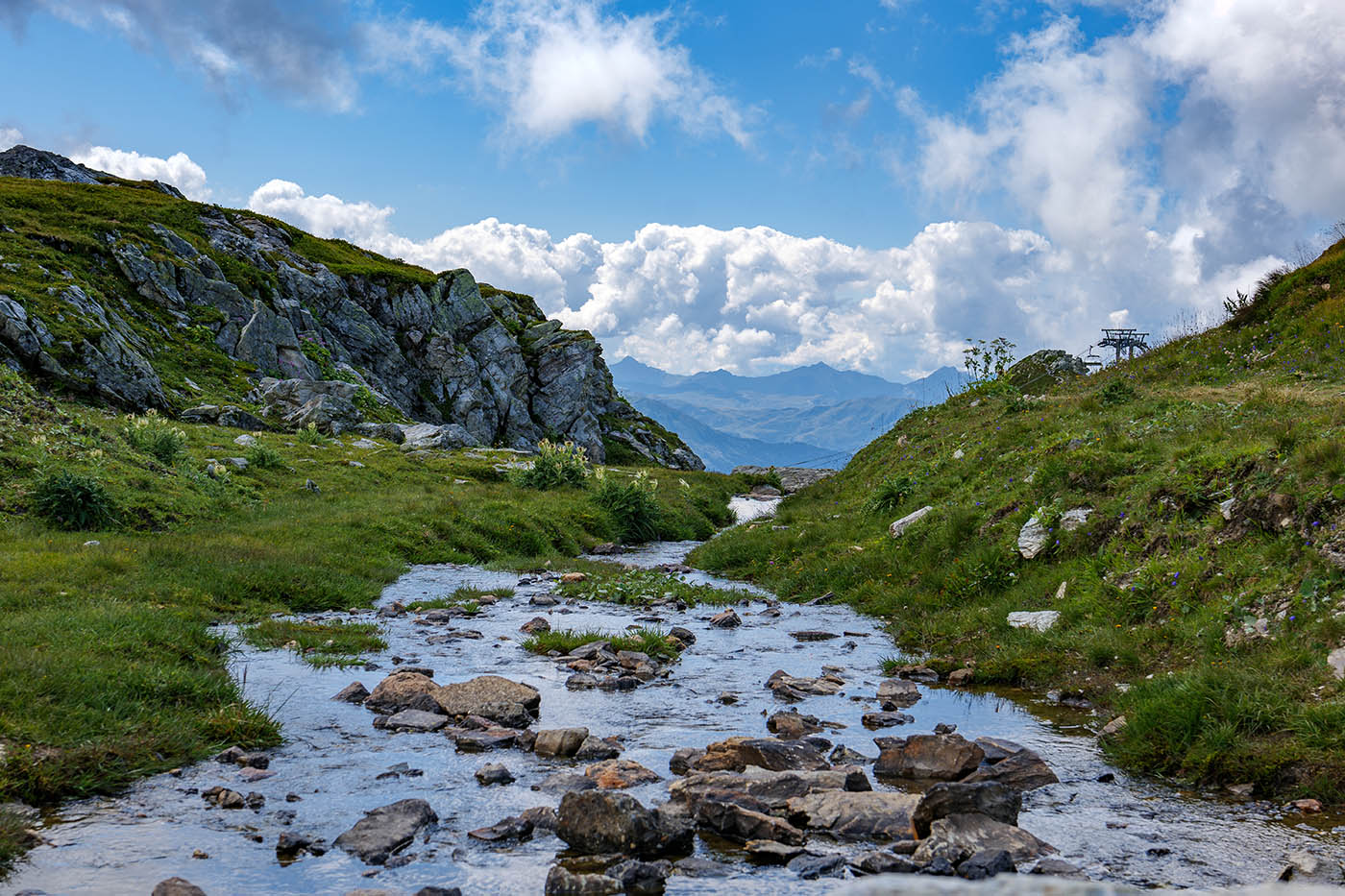 photographie de paysage d'un ruisseau dans les Alpes