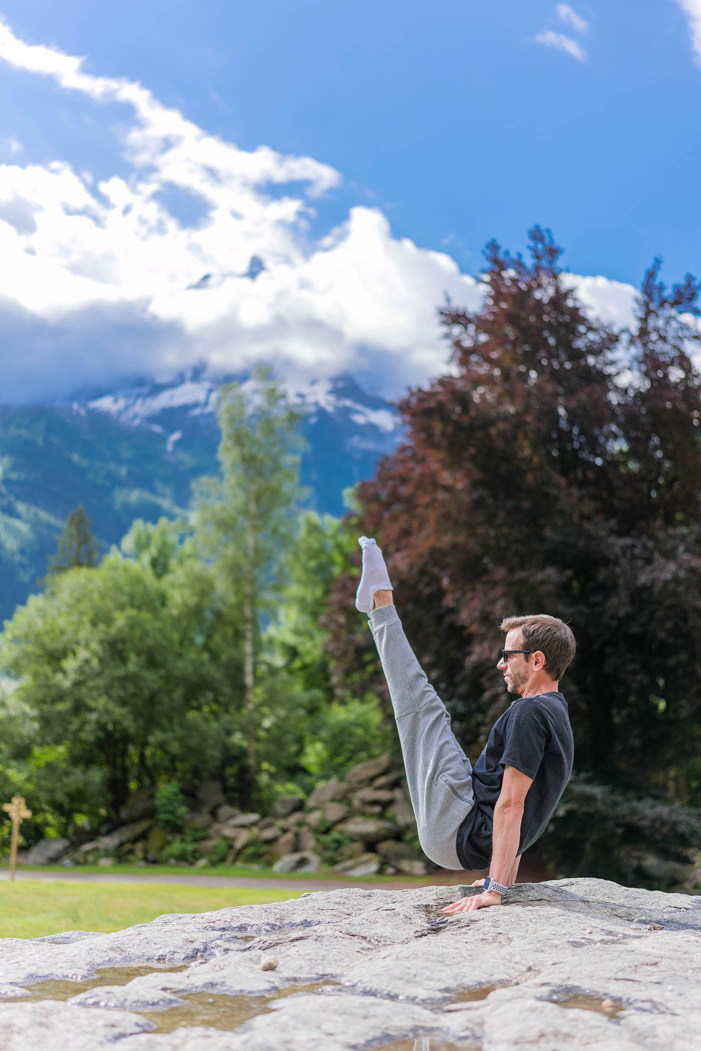 photo mouvement gymnaste sur rocher en montagne