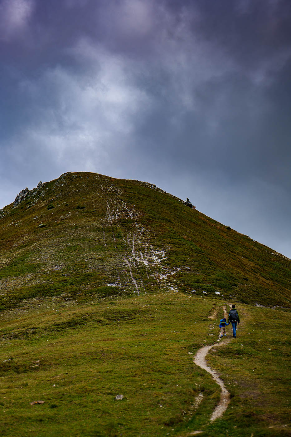 photographie de ciel gris pendant randonnée dans les Alpes