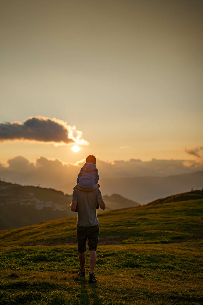 portrait père et fils à l'heure dorée