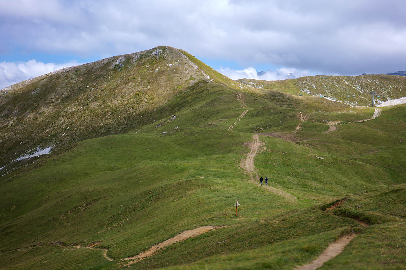 promeneurs sur chemin de randonnée dans les Alpes