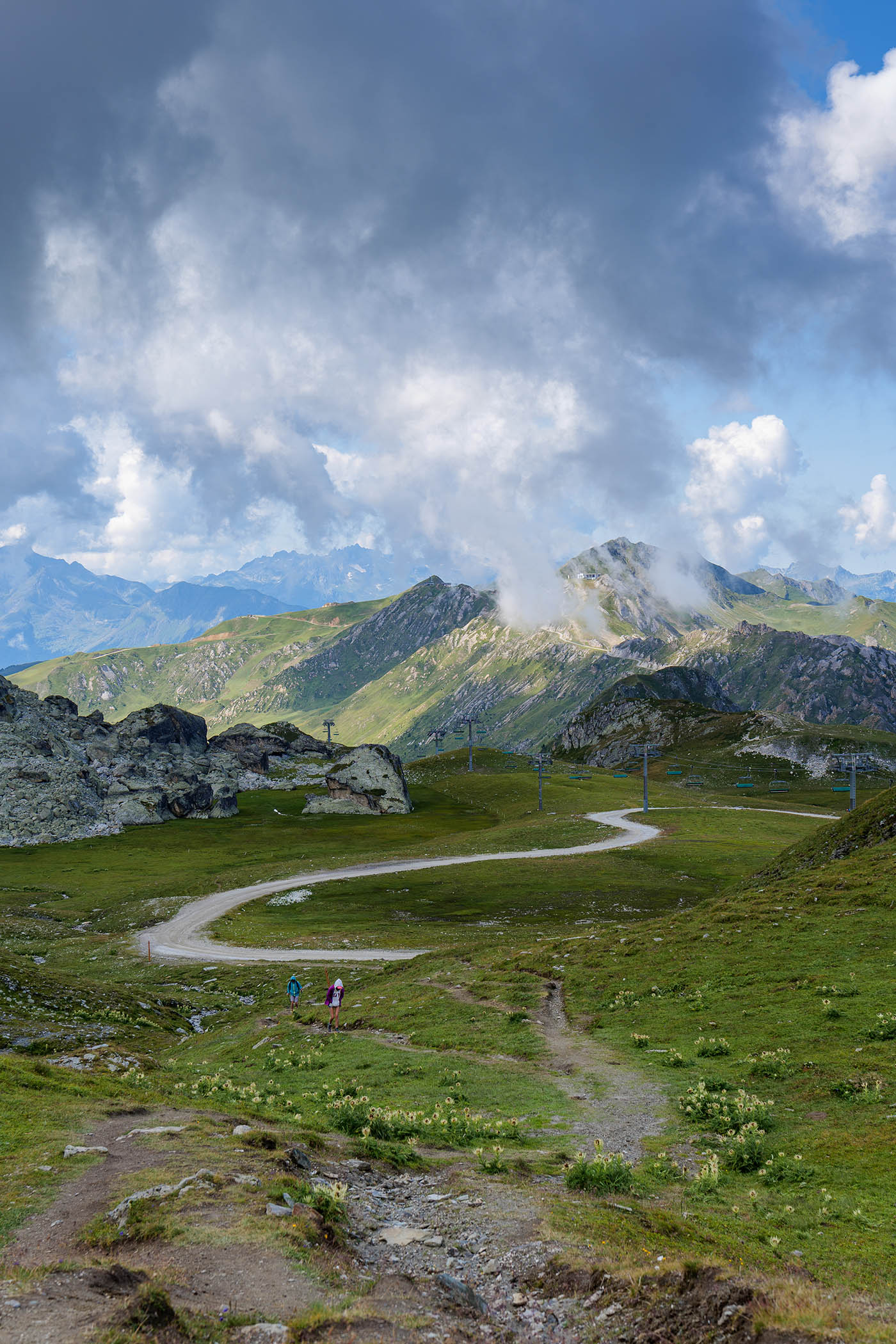 randonneurs dans les Alpes sous ciel menaçant