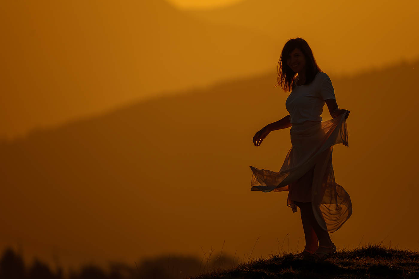 portrait de mode au coucher du soleil