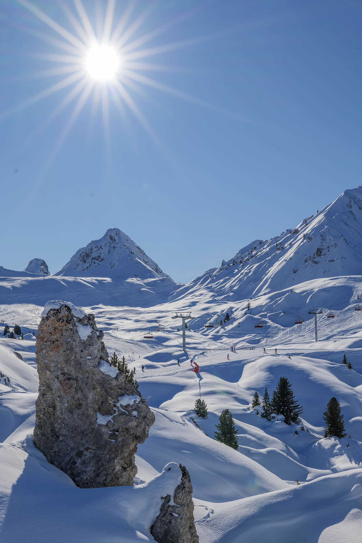 soleil en étoile photographié à la neige